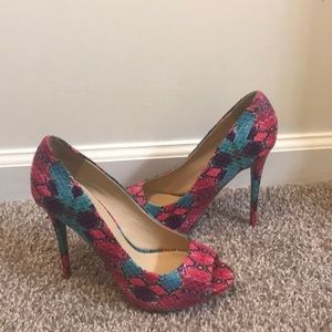 Multicolored pumps